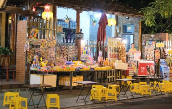 Nhiều quầy hàng ở phố đi bộ ban đêm Hoàng Thành Huế ế ẩm, hoạt động cầm chừng.