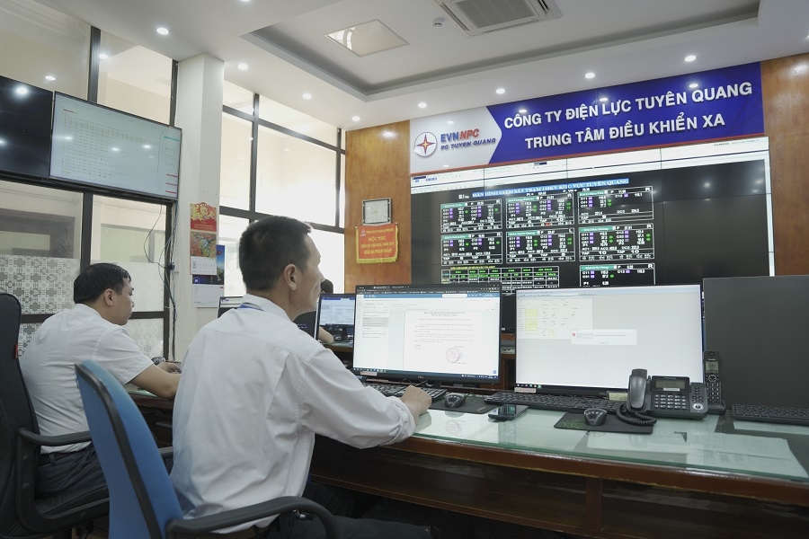 Các cán bộ công nhân của Trung tâm điều khiển xa Công ty Điện lực Tuyên Quang trực vận hành.