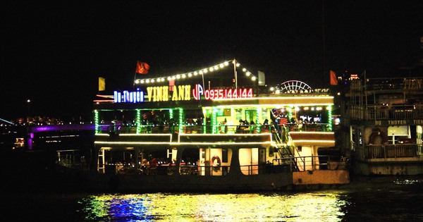 Du lịch đêm trên sông Hàn thu hút nhiều du khách - Ảnh: VGP/Minh Trang