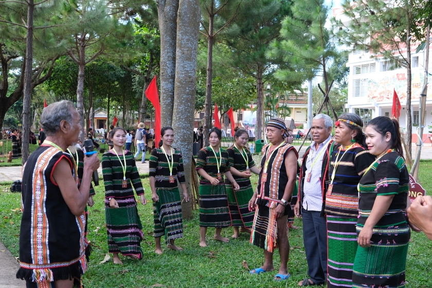 Đo&agrave;n nghệ nh&acirc;n M'n&ocirc;ng của tỉnh Đak N&ocirc;ng t&aacute;i hiện m&agrave;n đ&oacute;n kh&aacute;ch trong lễ "r&agrave;o bon trồng c&acirc;y pơ lang". Ảnh: Ho&agrave;ng Ngọc