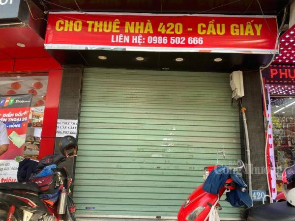 Những cửa hàng nằm trên các con phố sầm uất "đắt khách" thuê trước đây giờ đồng loạt trong tình trạng đóng cửa.