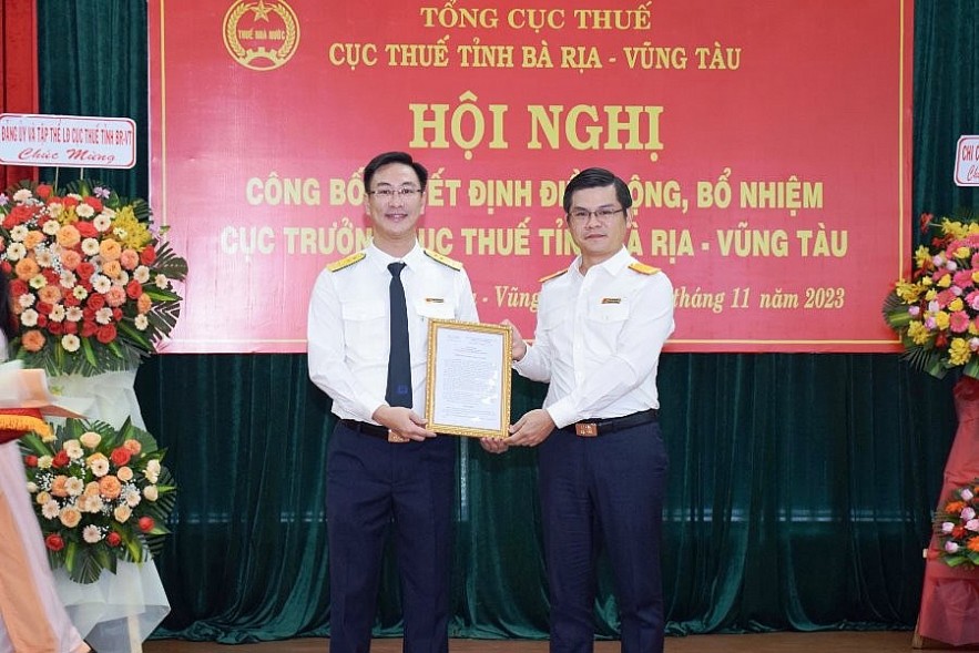 Ông Vũ Chí Hùng - Phó Tổng cục trưởng Tổng cục Thuế trao quyết định bổ nhiệm chức vụ Cục trưởng Cục Thuế tỉnh Bà Rịa - Vũng Tàu. Ảnh: Việt Dũng