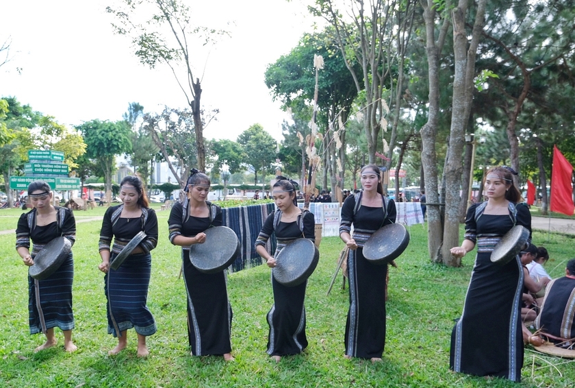 Sắc phục xanh đen l&agrave; đặc trưng nổi bật của d&acirc;n tộc K'ho Sre tỉnh L&acirc;m Đồng. Ảnh: Ho&agrave;ng Ngọc