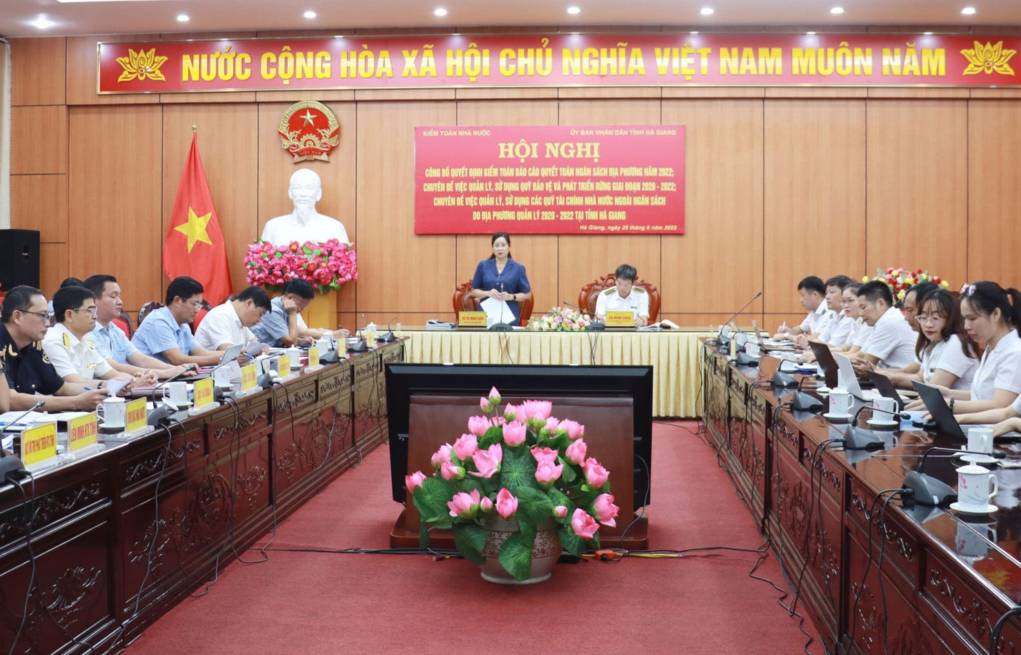 Quang cảnh Hội nghị c&ocirc;ng bố quyết định kiểm to&aacute;n ng&acirc;n s&aacute;ch địa phương năm 2022 của tỉnh H&agrave; Giang. Ảnh:&nbsp;TS