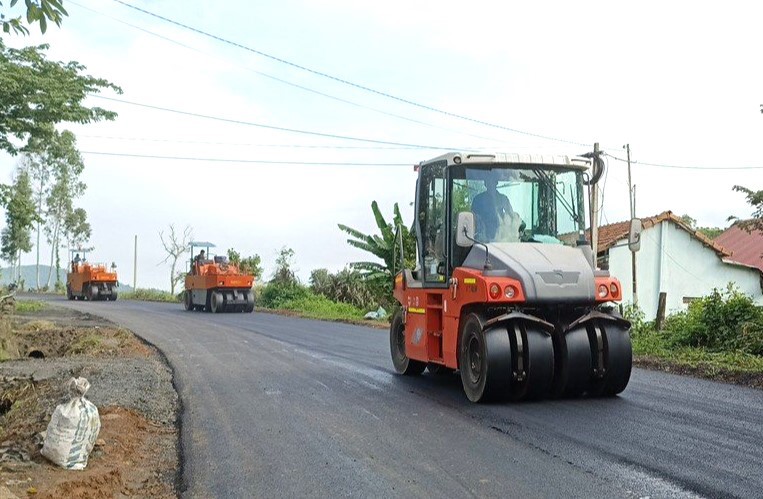 Thi công Dự án sửa chữa nâng cấp Tỉnh lộ 12 (huyện Krông Bông, tỉnh Đắk Lắk). (Ảnh minh họa)