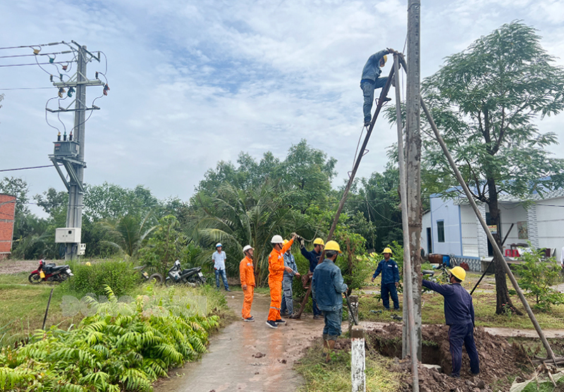 Đưa lưới điện về x&atilde; Mỹ An, huyện Thạnh Ph&uacute;. Ảnh: Th&agrave;nh Ch&acirc;u