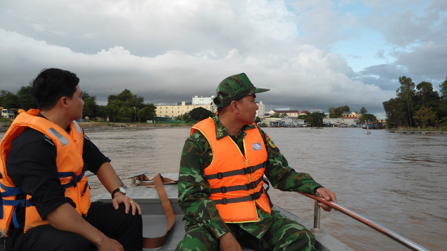 C&aacute;n bộ Cục Hải quan An Giang tăng cường tuần tra gi&aacute;m s&aacute;t đường s&ocirc;ng. Ảnh: Th&ugrave;y Linh.