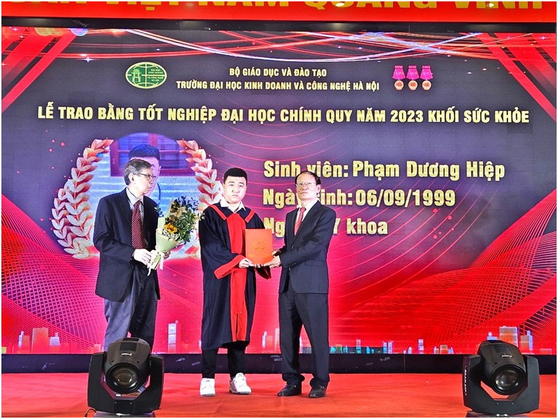 Đại diện Ban Gi&aacute;m hiệu Nh&agrave; trường trao bằng tốt nghiệp cho c&aacute;c t&acirc;n b&aacute;c sĩ, dược sĩ đại học v&agrave; cử nh&acirc;n điều dưỡng.