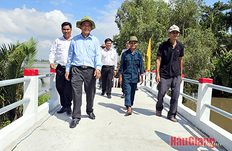 Cầu nông thôn hoàn thành, đưa vào sử dụng giúp người dân đi lại thuận tiện. Ảnh: Mộng Toàn