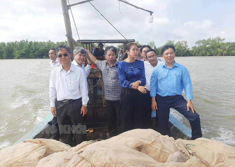 Đoàn khảo sát thực địa địa điểm xây cầu Cổ Chiên 2. Ảnh: Văn Minh