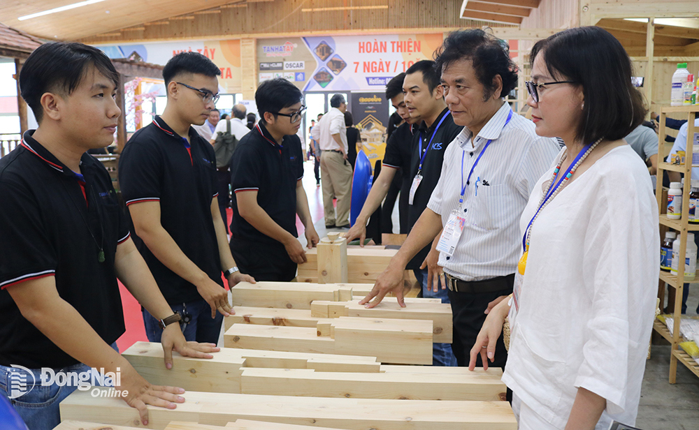 Hiệp hội Gỗ và thủ công mỹ nghệ Đồng Nai đang đẩy mạnh hợp tác với trường đại học để đào tạo nhân lực cho lĩnh vực thiết kế sản phẩm. Ảnh: Văn Gia