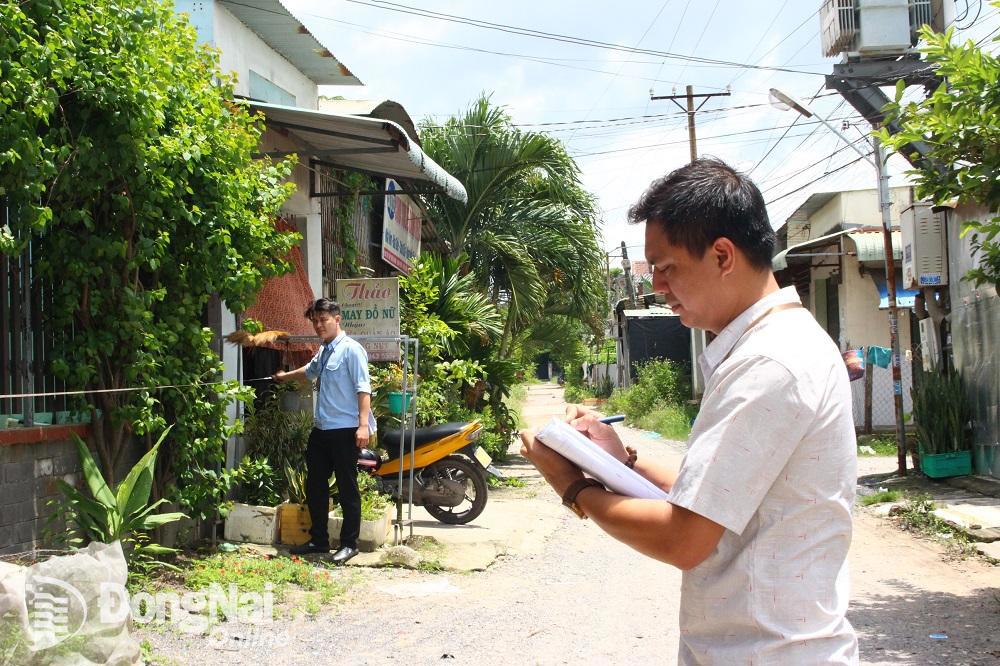 Thực hiện công tác kiểm đếm tại dự án thành phần 1 thuộc dự án đầu tư xây dựng đường cao tốc Biên Hòa - Vũng Tàu giai đoạn 1. Ảnh: Phạm Tùng