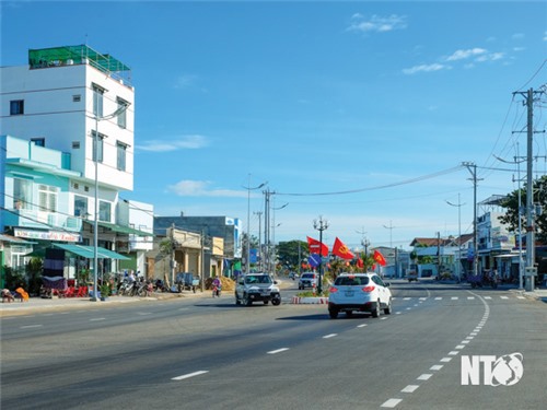 Đường đôi vào phía Nam vào TP. Phan Rang - Tháp Chàm được đầu tư đồng bộ, khang trang. Ảnh: B.H