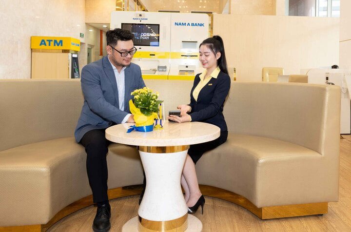 Khách hàng tận hưởng các tiện ích vượt trội từ ứng dụng Open Banking. Ảnh: Nam A Bank