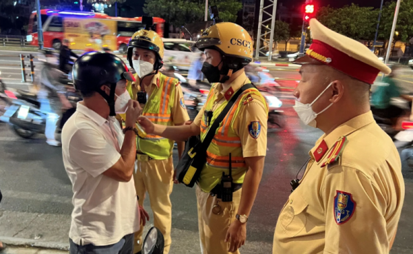 Lực lượng chức năng kiểm tra nồng độ cồn đối với người điều khiển phương tiện giao thông