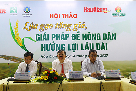 Lãnh đạo UBND tỉnh Hậu Giang, Cục trồng trọt và Báo Tuổi trẻ chủ trì hội thảo. Ảnh: H.Thu