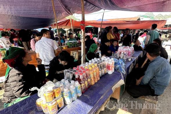 Chợ phiên Đồng Văn, Hà Giang bày bán rất nhiều sản phẩm nước tăng lực có dấu hiệu giả mạo, xâm phạm quyền sở hữu trí tuệ sản phẩm Redbull.