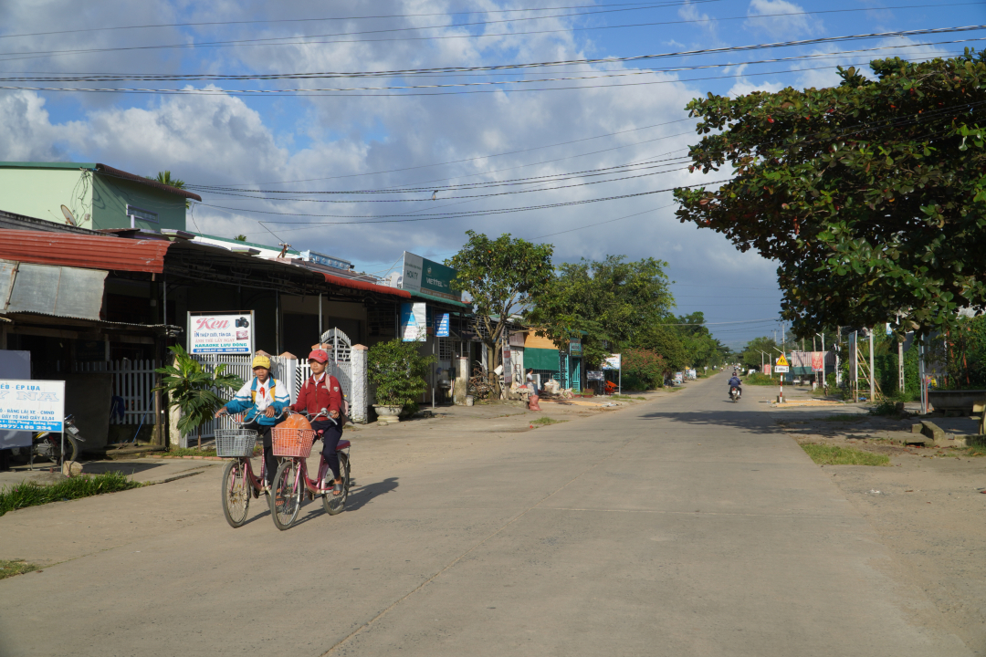 Đường giao thông nông thôn xã Hòa Phong (huyện Krông Bông) được bê tông hóa.