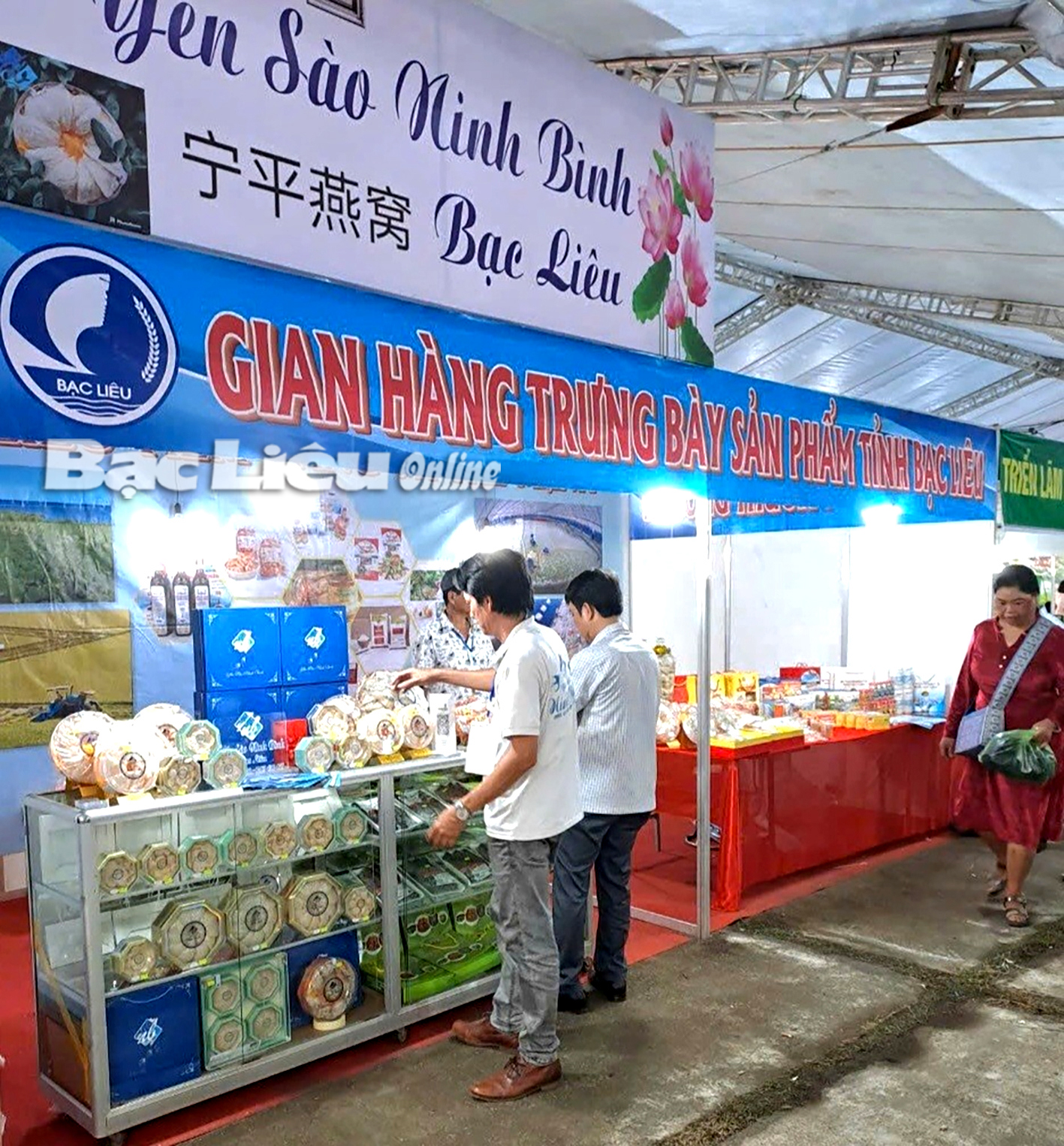 Gian hàng trưng bày sản phẩm CNNT tiêu biểu của Bạc Liêu tham gia Hội chợ Thương mại quốc tế Việt - Trung tại Lào Cai. Ảnh: T.Q