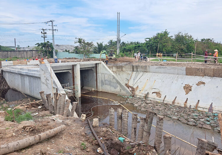 Khẩn trương thi công cống ngăn mặn ở xã Phú Hưng, TP. Bến Tre, đảm bảo nguồn nước phục vụ sản xuất và đời sống cho người dân. Ảnh: Huyền Thu