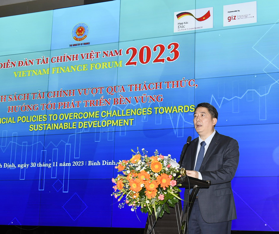 Thứ trưởng Bộ T&agrave;i ch&iacute;nh Cao Anh Tuấn ph&aacute;t biểu khai mạc Diễn đ&agrave;n T&agrave;i ch&iacute;nh Việt Nam 2023.