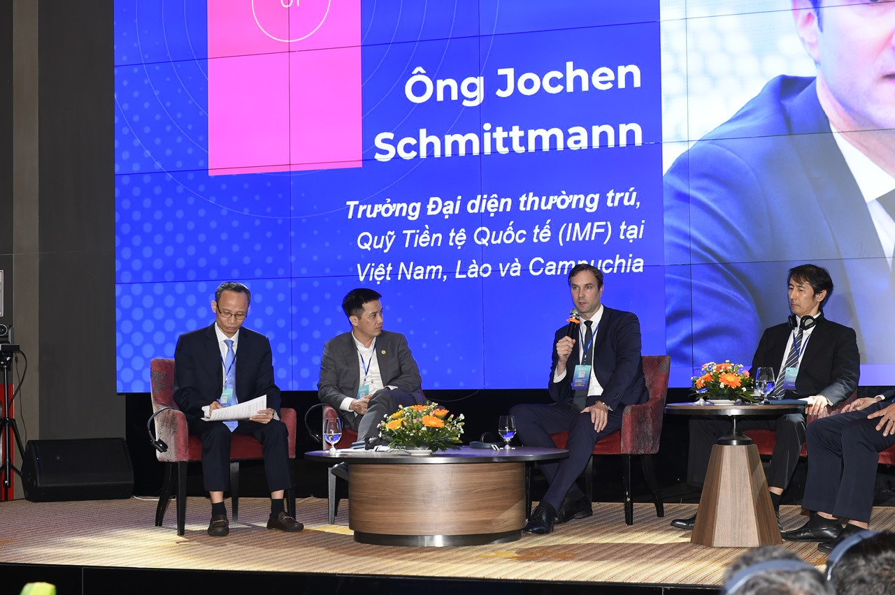 &Ocirc;ng Jochen Schmittmann - Trưởng Đại diện thường tr&uacute;, Quỹ Tiền tệ Quốc tế tại Việt Nam, L&agrave;o v&agrave; Campuchia ph&aacute;t biểu tại Diễn đ&agrave;n.