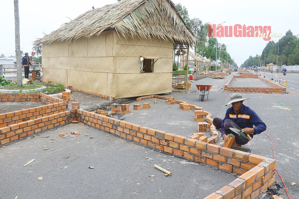 Đơn vị thi công đang tích cực thực hiện mô hình con đường lúa gạo Việt Nam qua 4 thời kỳ. Ảnh: Hữu Phước