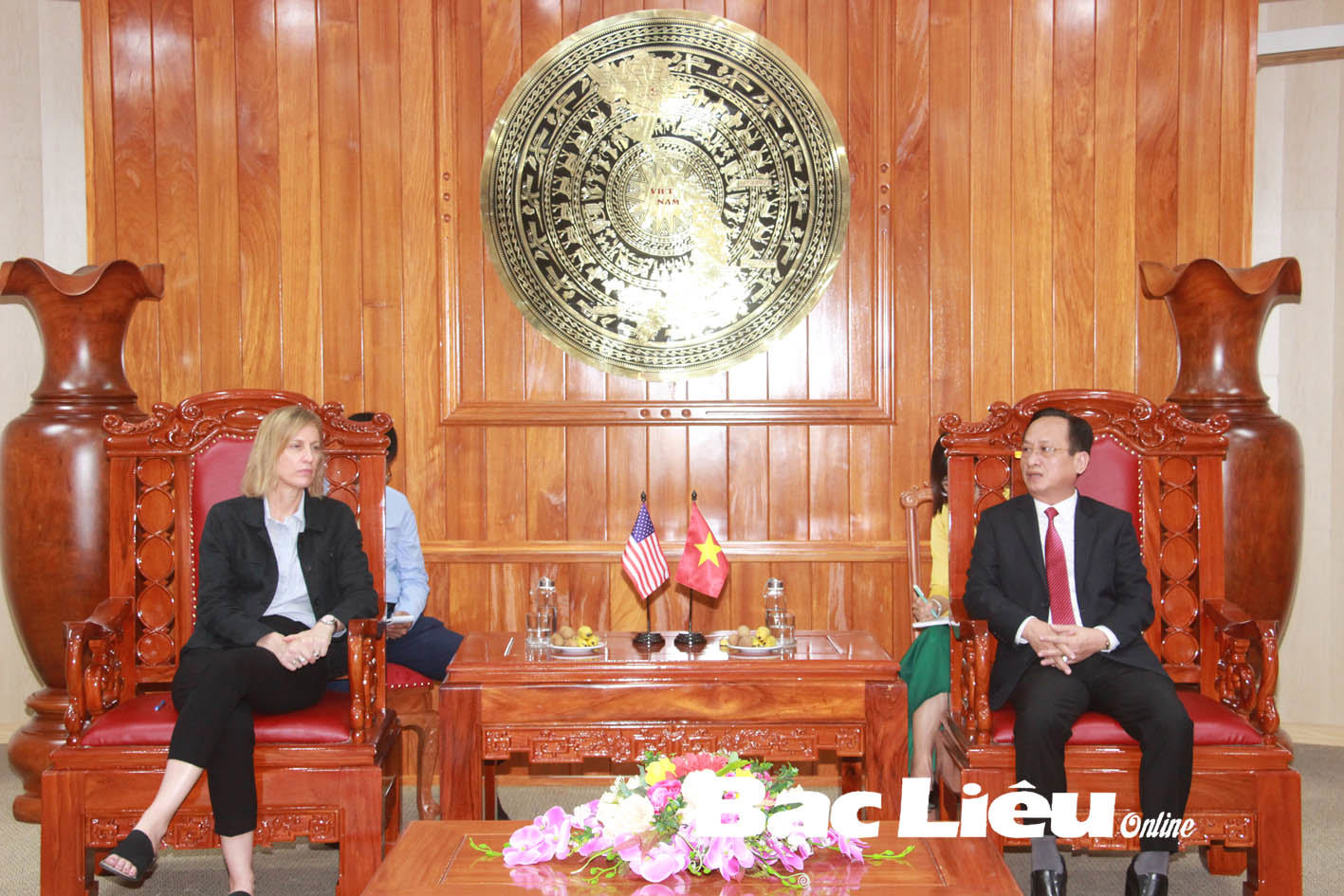 Ông Phạm Văn Thiều - Chủ tịch UBND tỉnh Bạc Liêu và bà Susan Burns - Tổng lãnh sự Hoa Kỳ tại TP. Hồ Chí Minh trao đổi những vấn đề 2 bên cùng quan tâm. Ảnh: N.Q