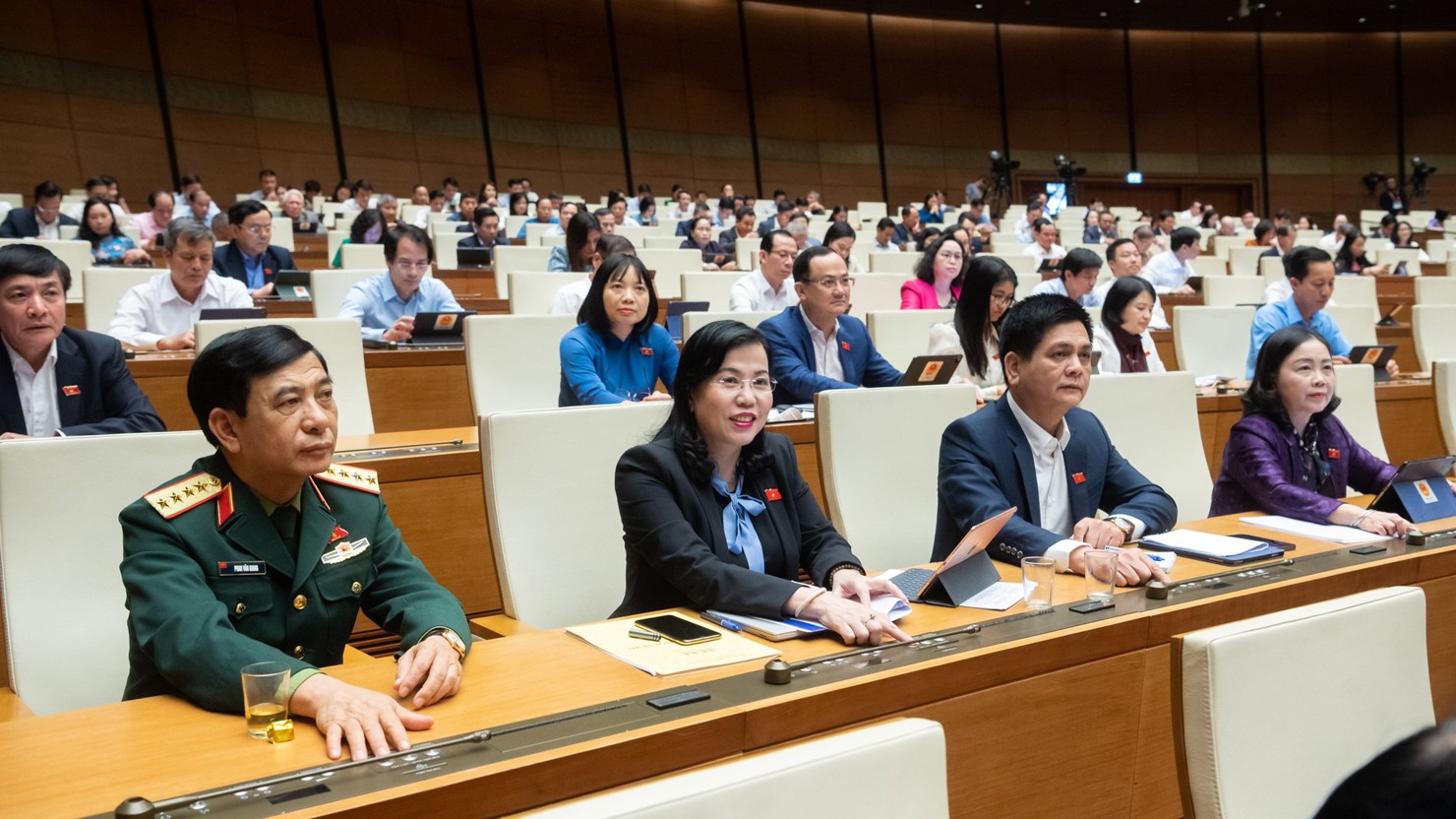 Đại biểu biểu quyết tán thành thông qua Nghị quyết thí điểm một số cơ chế, chính sách đặc thù về đầu tư xây dựng công trình giao thông đường bộ.