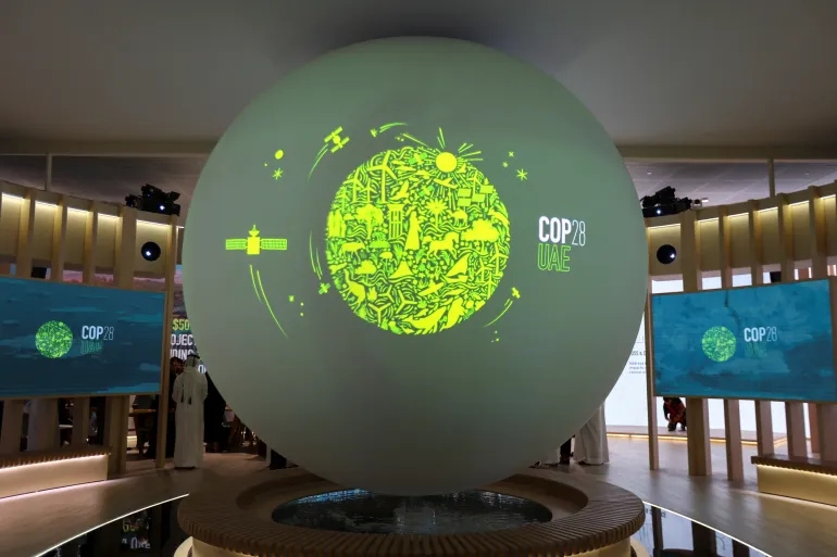 Quả cầu in logo COP28 tại UAE được trưng bày trong Tuần lễ Phát triển bền vững ở thủ đô Abu Dhabi hồi tháng 1/2023. Ảnh: Reuters 