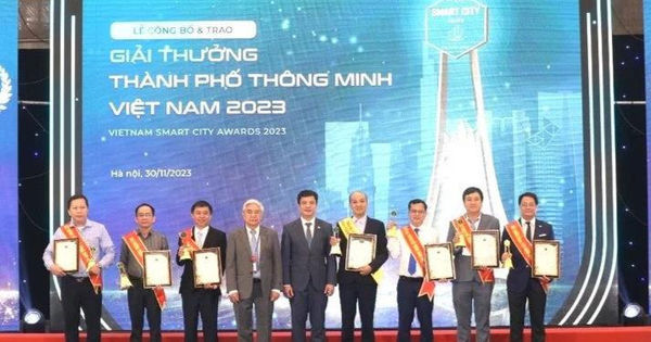 Đại diện các tỉnh, thành nhận Giải thưởng “Thành phố thông minh Việt Nam 2023” - Ảnh: ST