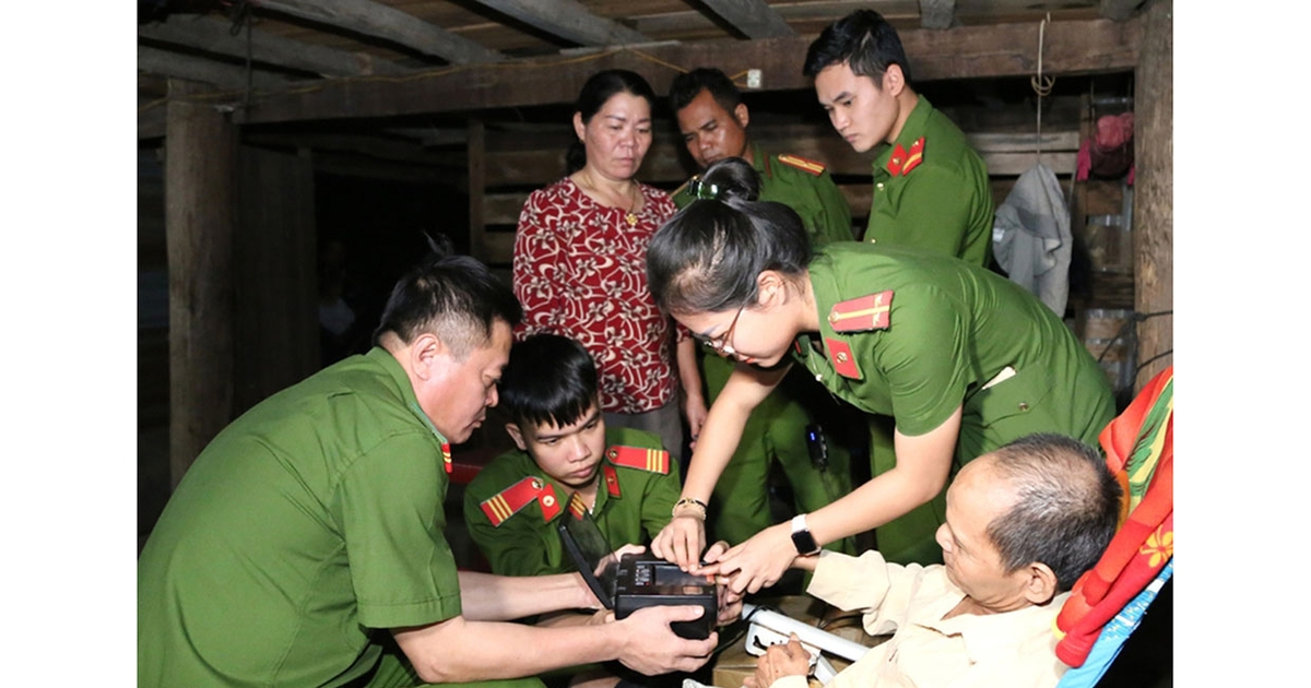 Cán bộ, chiến sĩ lực lượng Công an tỉnh đến tận nhà làm căn cước công dân cho người đi lại khó khăn, già yếu, ốm đau, neo đơn (ảnh đơn vị cung cấp).