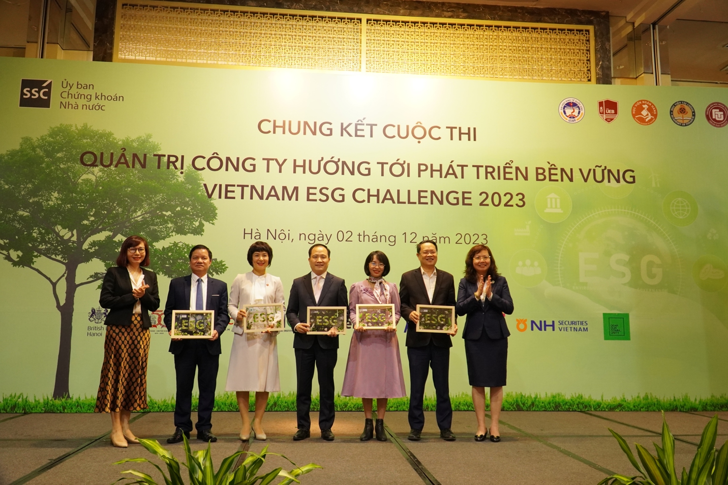 Chủ tịc UBCKNN trao qu&agrave; tri &acirc;n tới đại diện 5 trường đại học.