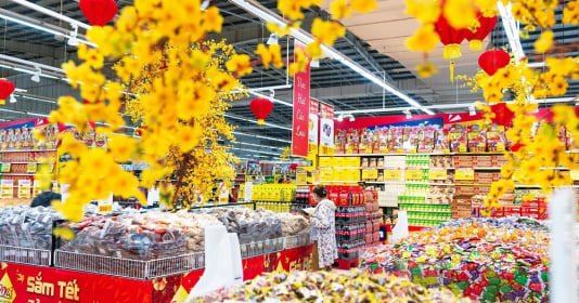 Từ ngày 27/12/2023 đến hết ngày 10/02/2024, Central Retail cũng sẽ triển khai chương trình "Vui Tết Việt", giảm giá sâu từ 20 - 49% áp dụng với hàng ngàn sản phẩm bánh kẹo, mứt Tết và các sản phẩm thiết yếu khác. Ảnh: Central Retail