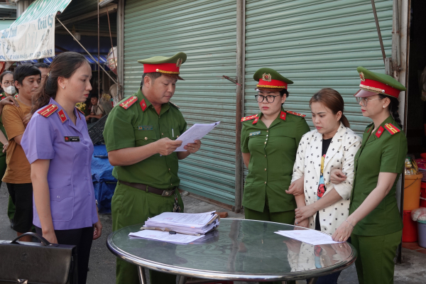 Cơ quan chức năng tỉnh B&igrave;nh Thuận tống đạt Quyết định khởi tố bị can, thi h&agrave;nh Lệnh bắt bị can để tạm giam đối với chủ hụi Ng&ocirc; Thị Loan Chi.