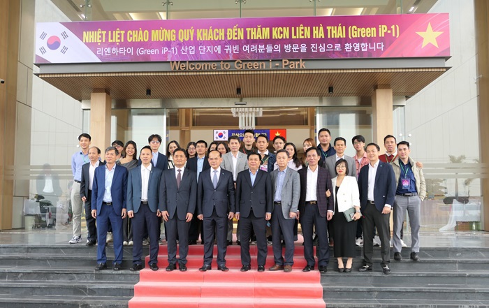 Các đại biểu chụp ảnh lưu niệm tại trụ sở Green i - Park.