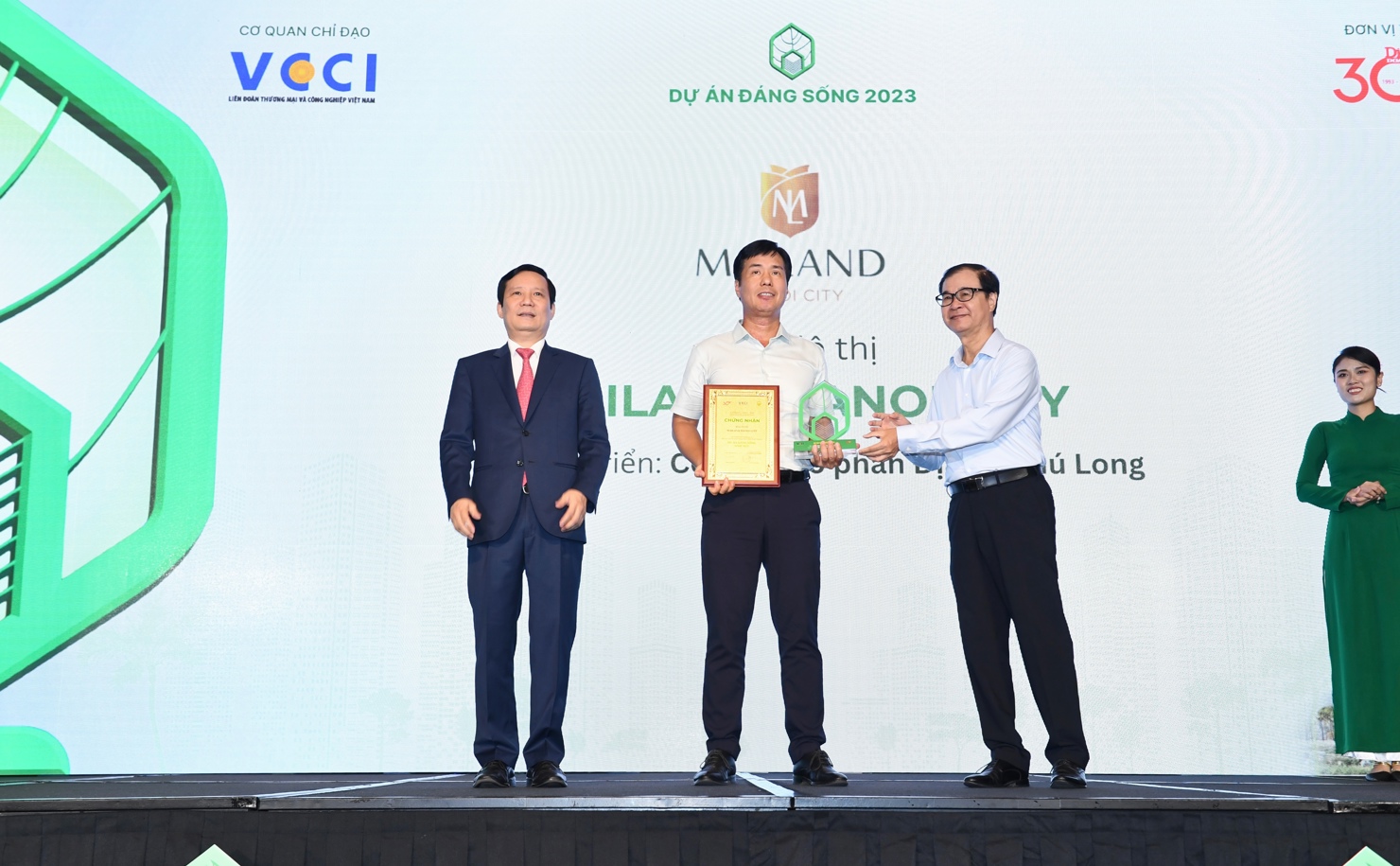 Ông Thân Thế Hà - Phó Tổng Giám đốc Công ty Phú Long - Nhà phát triển “Thành phố Sáng tạo” Mailand Hanoi City nhận giải thưởng “Dự án đáng sống 2023”. Ảnh: Phú Long