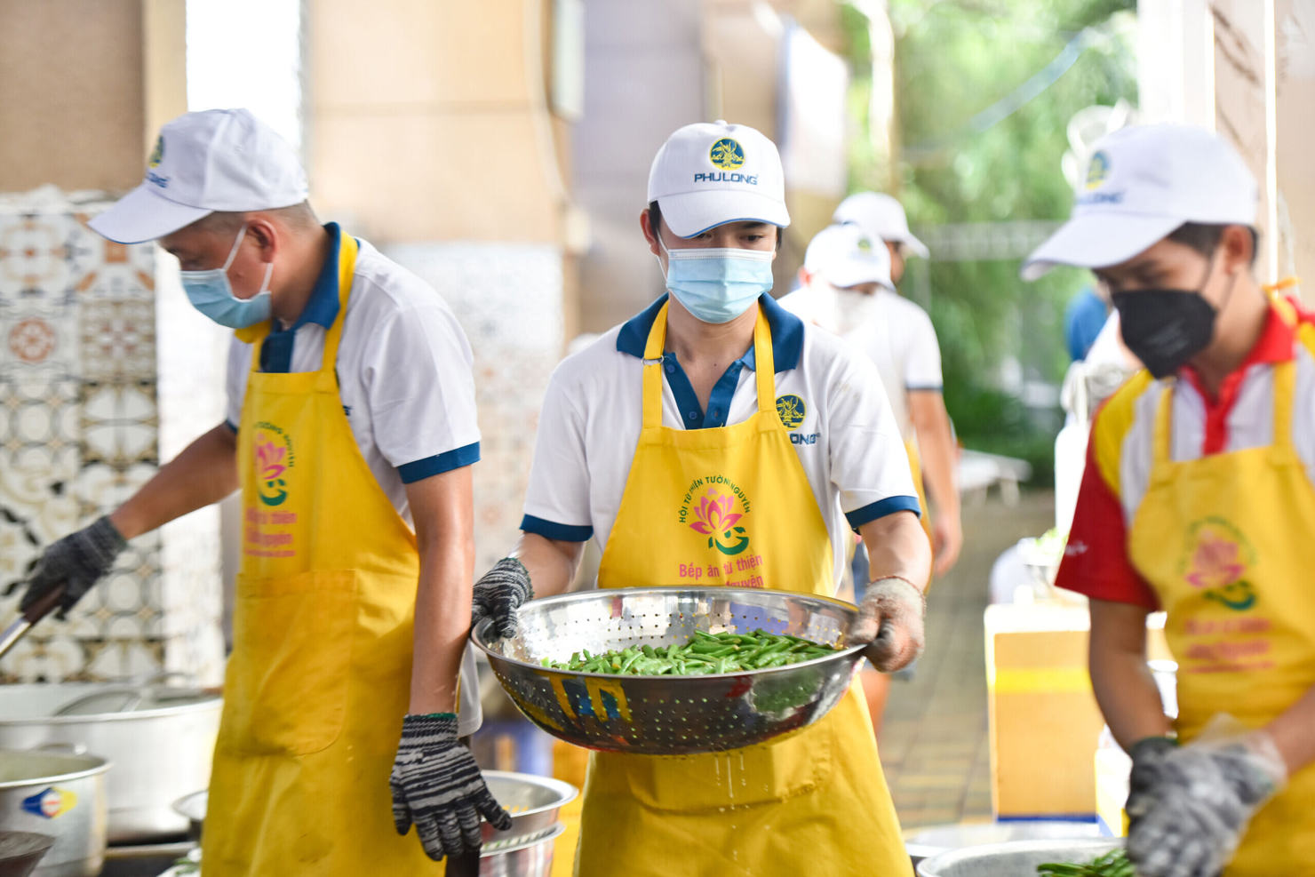 Hoạt động vì cộng đồng được công ty triển khai thường niên như chương trình Bữa Cơm Yêu Thương, hiến máu nhân đạo, trao tặng thiết bị y tế, xây tặng nhà tình nghĩa…Ảnh: Thu Hoài