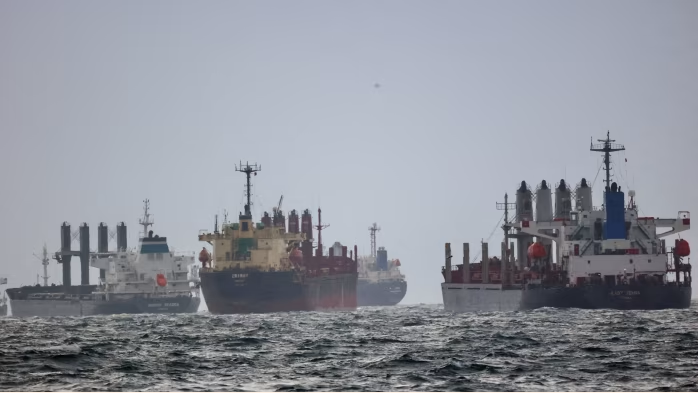  Các tàu vận chuyển ngũ cốc qua Biển Đen đang chờ kiểm tra tại Eo biển Bosphorus, Thổ Nhĩ Kỳ. Ảnh: Reuters