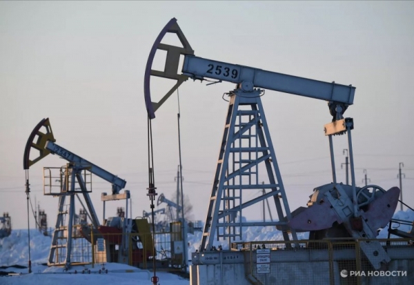 Sức ép của đồng USD đẩy giá dầu thế giới lao dốc không phanh. Ảnh: RIA Novosti