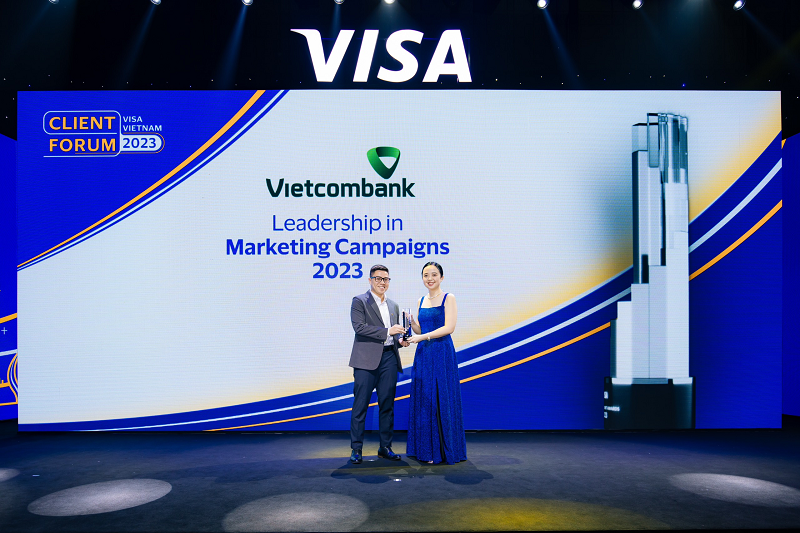 &Ocirc;ng L&ecirc; Văn Việt &ndash; Ph&oacute; Trưởng ph&ograve;ng Marketing B&aacute;n lẻ Vietcombank (b&ecirc;n tr&aacute;i) nhận giải thưởng &nbsp;