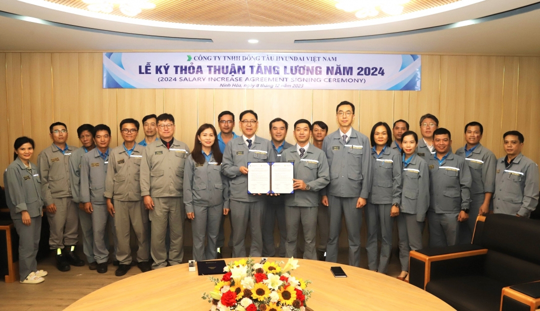 Ban Chấp hành Công đoàn cơ sở và lãnh đạo Công ty TNHH Đóng tàu Hyundai Việt Nam ký thỏa thuận tăng lương năm 2024 cho toàn thể người lao động. Ảnh: Hà Ngân