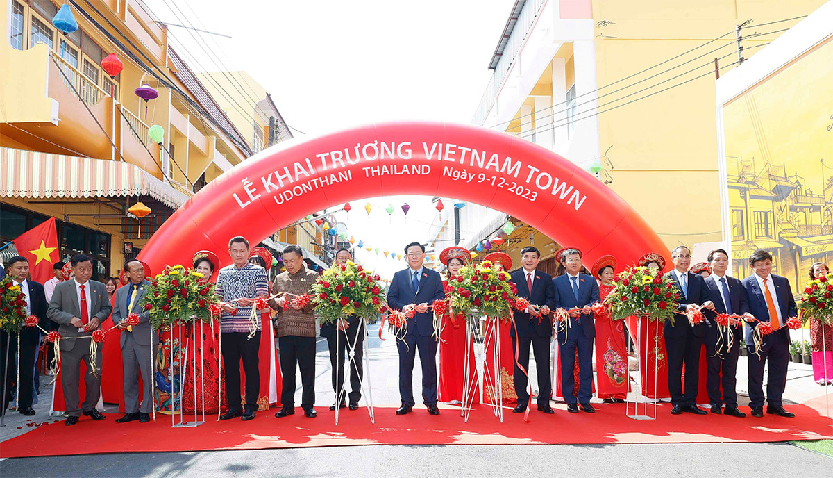 Chủ tịch Quốc hội Vương Đ&igrave;nh Huệ v&agrave; đại biểu cắt băng khai trương khu Viet Nam Town. Ảnh: Do&atilde;n Tấn