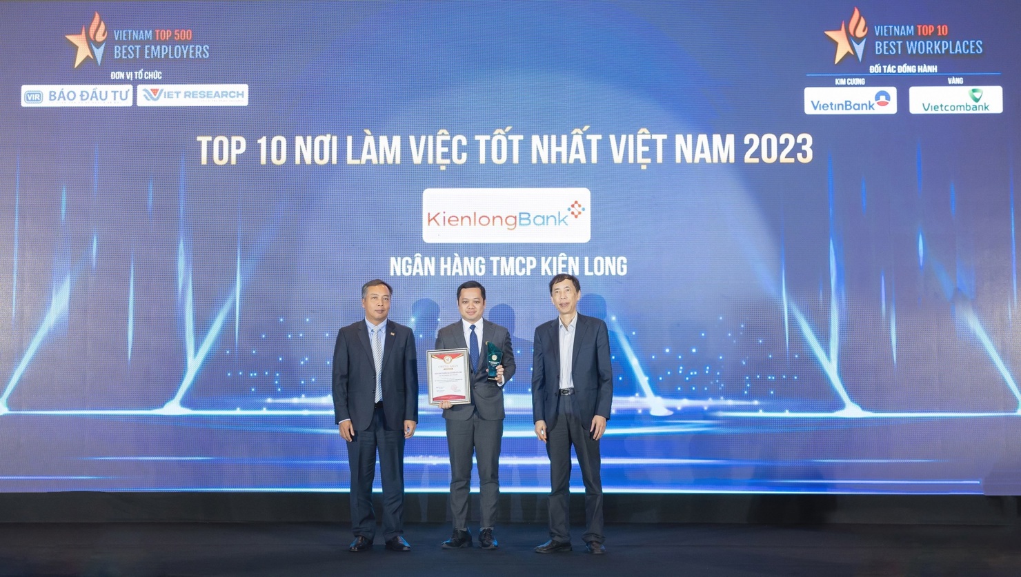 Ph&oacute; Tổng Gi&aacute;m đốc Trần Hồng Minh vinh dự nhận giải thưởng Top 10 nơi l&agrave;m việc tốt nhất ng&agrave;nh Ng&acirc;n h&agrave;ng của KienlongBank. Ảnh: KienlongBank.