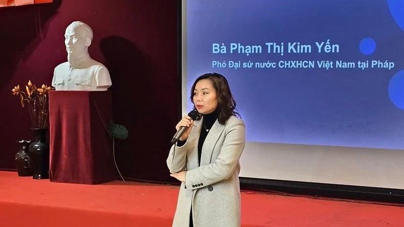 Ph&oacute; Đại sứ Phạm Thị Kim Yến tin tưởng, với t&igrave;nh y&ecirc;u qu&ecirc; hương, cộng đồng tr&iacute; thức Việt Nam tại Ph&aacute;p n&oacute;i ri&ecirc;ng v&agrave; tại ch&acirc;u &Acirc;u n&oacute;i chung sẽ đ&oacute;ng g&oacute;p bằng nhiều c&aacute;ch thức kh&aacute;c nhau v&agrave;o qu&aacute; tr&igrave;nh x&acirc;y dựng v&agrave; ph&aacute;t triển đất nước. Ảnh: Khải Ho&agrave;n