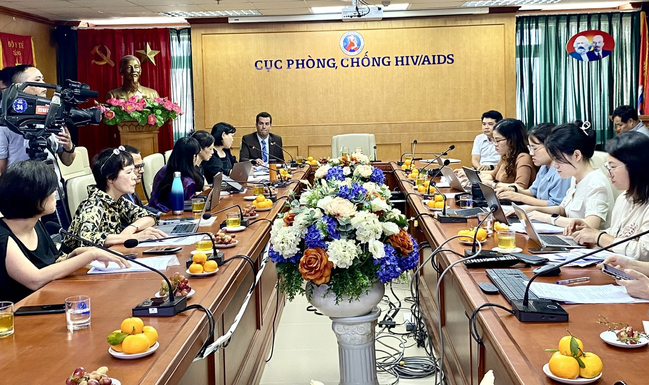 Cục Phòng, chống HIV/AIDS (Bộ Y tế) gặp gỡ các cơ quan báo chí nhân Tháng hành động quốc gia phòng, chống HIV/AIDS và Ngày thế giới phòng, chống AIDS (ngày 1/12). Ảnh: Đỗ Thoa