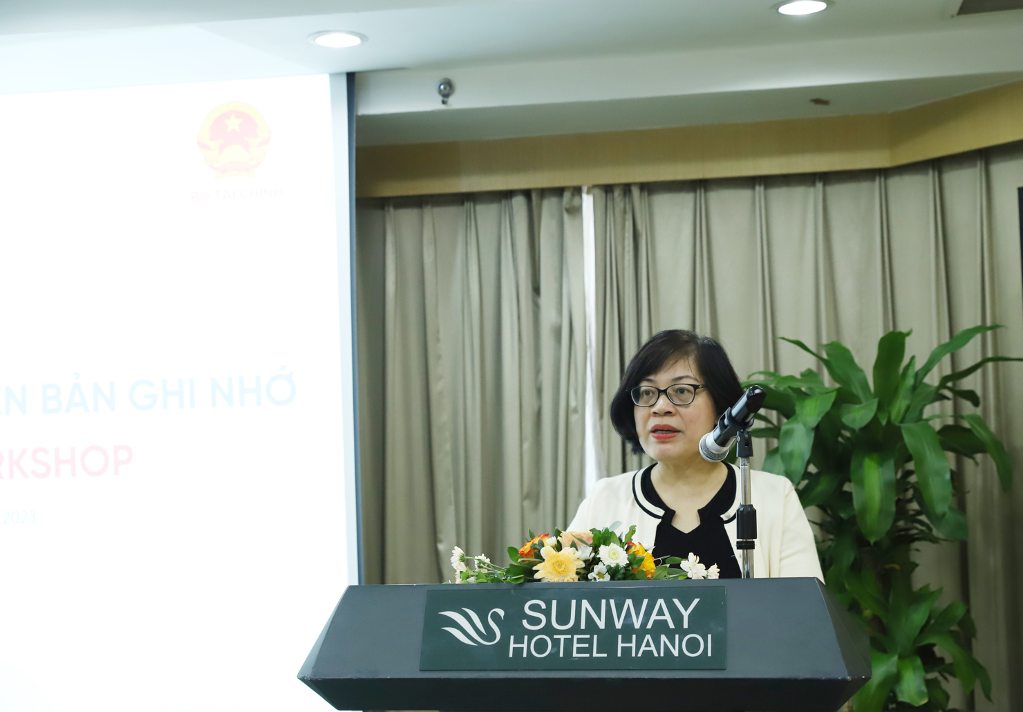 B&agrave; Ho&agrave;ng Diệu Linh - Ph&oacute; Vụ trưởng Vụ Hợp t&aacute;c quốc tế (Bộ T&agrave;i ch&iacute;nh) ph&aacute;t biểu khai mạc Hội thảo.