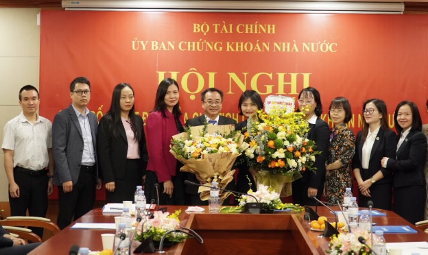 Tập thể Ban Lãnh đạo, viên chức Tạp chí Chứng khoán tặng hoa chúc mừng tân Tổng Biên tập Tạp chí Chứng khoán.