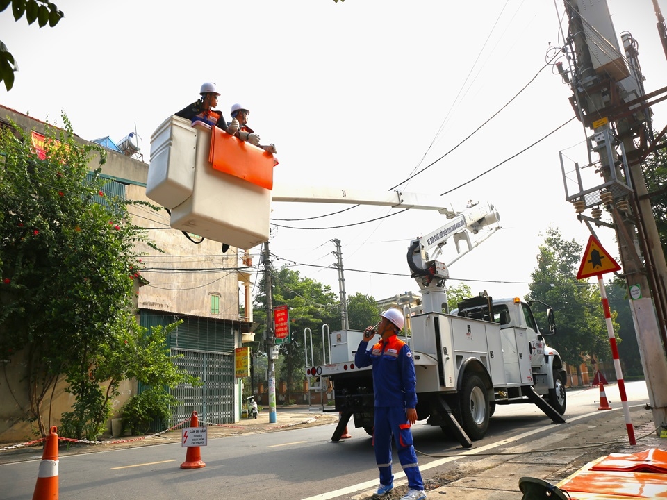 Sửa chữa tr&ecirc;n lưới điện đang mang điện bằng c&ocirc;ng nghệ hotline