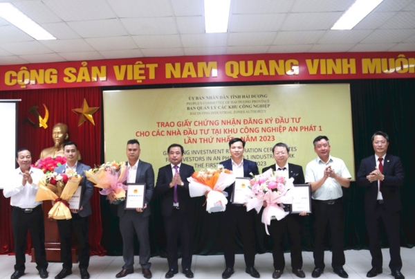 Lãnh đạo tỉnh Hải Dương trao giấy chứng nhận cho 4 nhà đầu tư vào các KCN Tỉnh